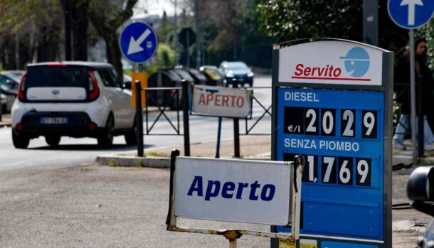 cartello con i prezzi dei carburanti