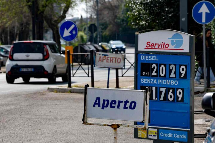 cartello con i prezzi dei carburanti