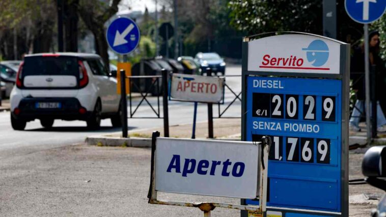 cartello con i prezzi dei carburanti