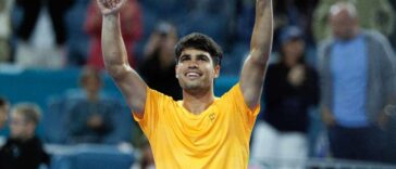 Carlos Alcaraz esulta dopo la vittoria