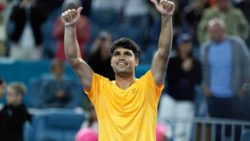 Carlos Alcaraz esulta dopo la vittoria