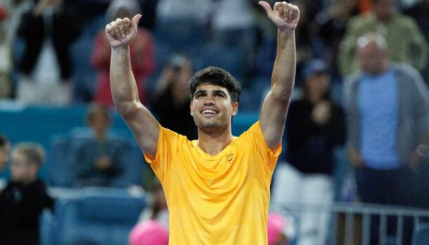 Carlos Alcaraz esulta dopo la vittoria