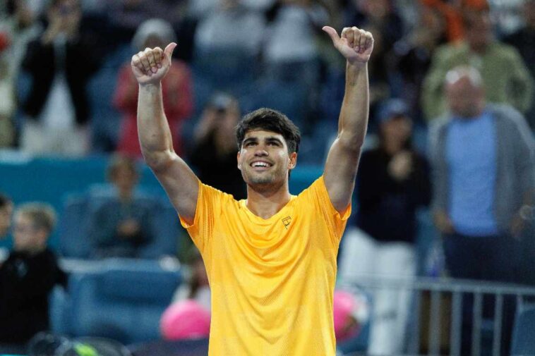 Carlos Alcaraz esulta dopo la vittoria