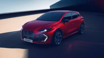 Renault Clio di colore rosso