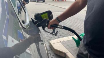 rifornimento benzina al distributore