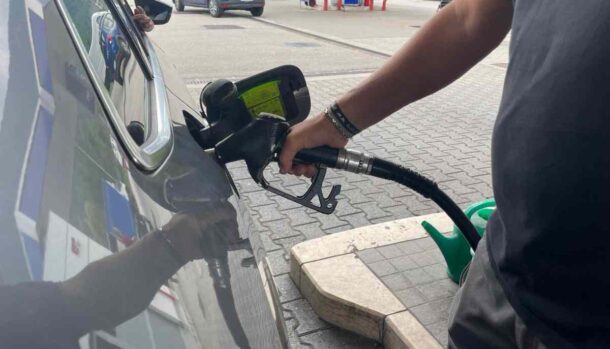 rifornimento benzina al distributore