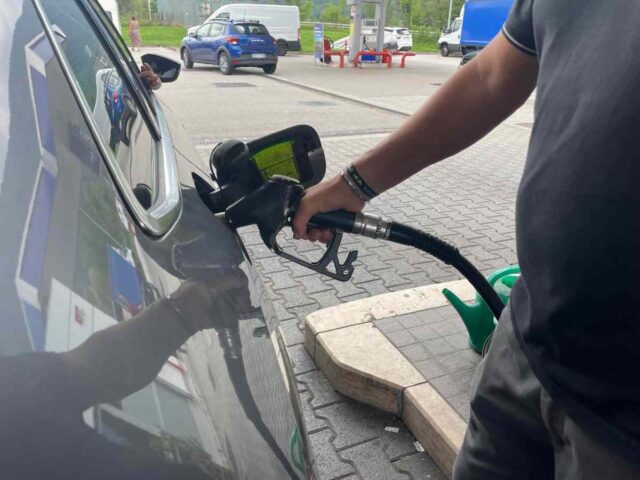rifornimento benzina al distributore