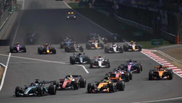 monoposto di F1 in partenza