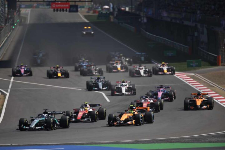 monoposto di F1 in partenza