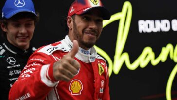 Hamilton sorridente sul podio