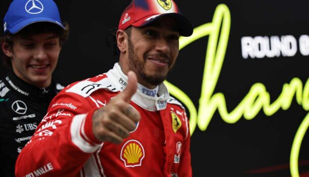 Hamilton sorridente sul podio
