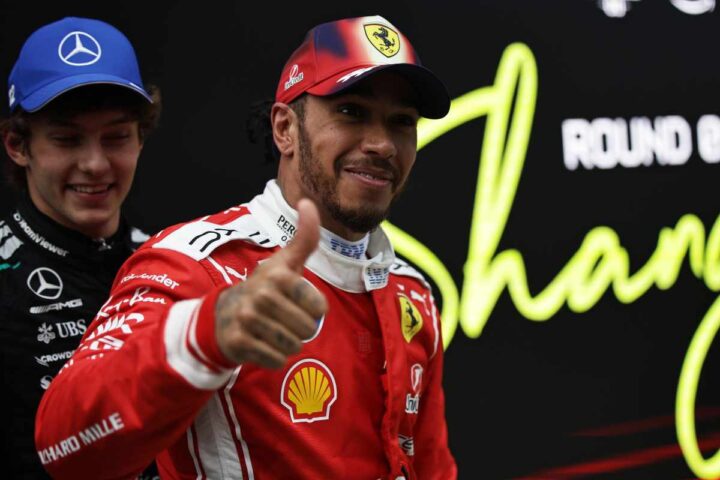Hamilton sorridente sul podio
