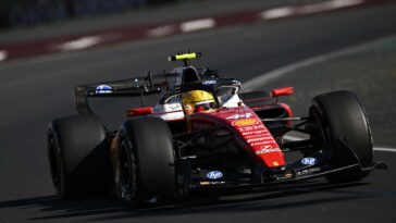 Lewis Hamilton in pista con la Ferrari a Melbourne