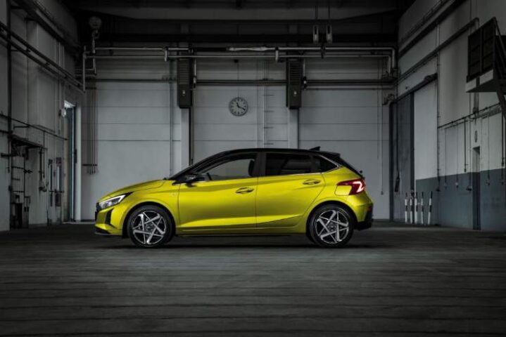 Hyundai i20 di colore giallo