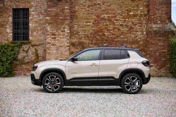 Jeep Avenger di colore bianco