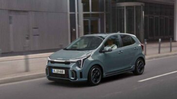 una Kia Picanto in strada
