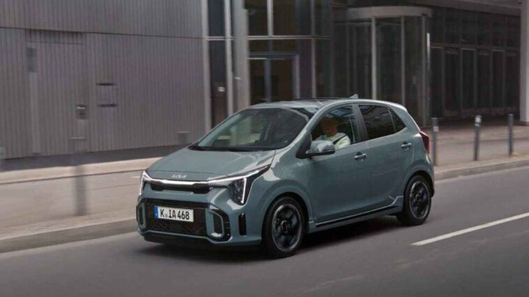 una Kia Picanto in strada
