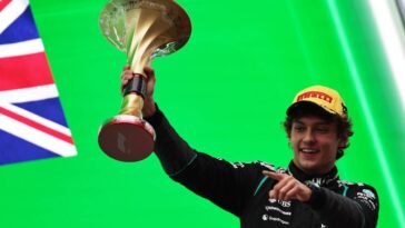 Kimi Antonelli esulta sul podio