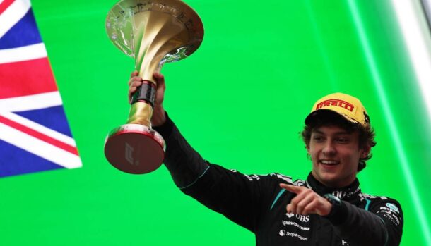 Kimi Antonelli esulta sul podio