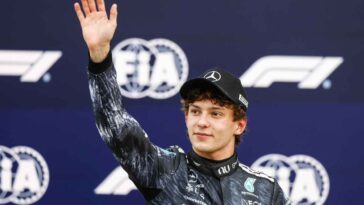 Kimi Antonelli esulta sul podio