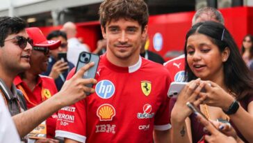 Charles Leclerc circondato dai fan