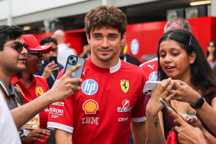 Charles Leclerc circondato dai fan