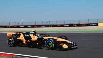 monoposto McLaren in pista