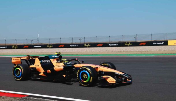 monoposto McLaren in pista