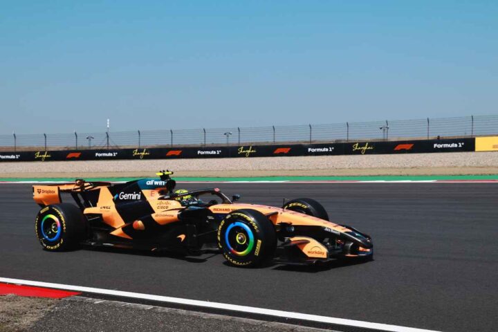 monoposto McLaren in pista