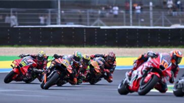 piloti di MotoGP in pista