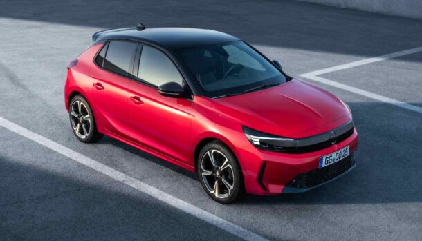 Opel Corsa di colore rosso