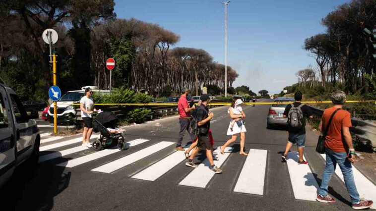 pedoni attraversano la strada sulle strisce pedonali