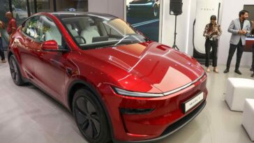 una Tesla Model Y di colore rosso