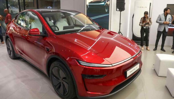 una Tesla Model Y di colore rosso