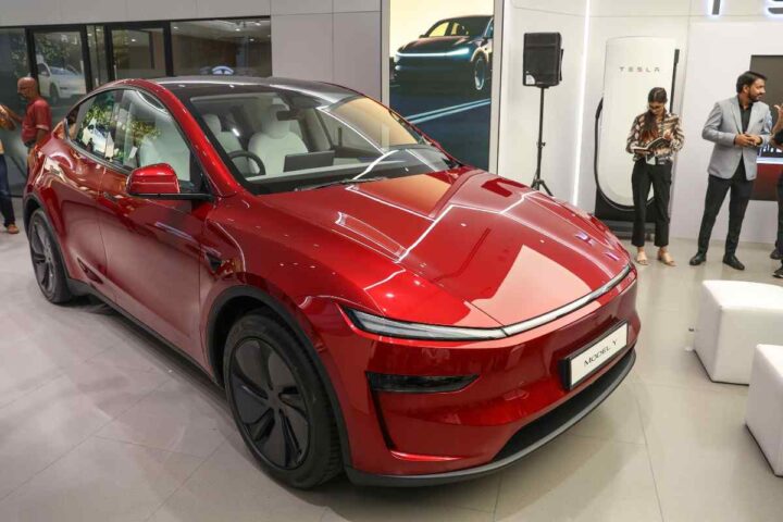 una Tesla Model Y di colore rosso