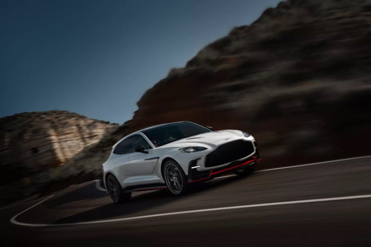Aston Martin DBX problemi sensori pneumatici