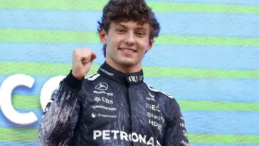 Kimi Antonelli esulta sul podio