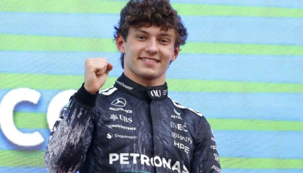 Kimi Antonelli esulta sul podio