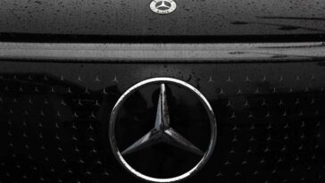 Mercedes decisione a sorpresa