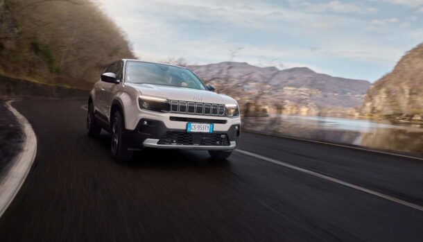 Jeep Avenger in strada