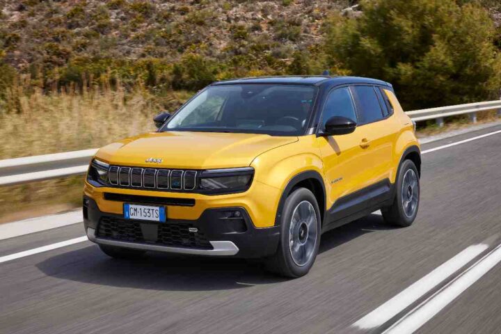 Jeep Avenger di colore giallo