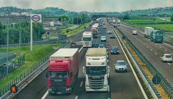 camion sull'autostrada