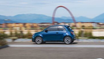 Fiat 500 hybrid in strada