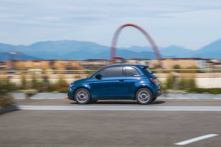 Fiat 500 hybrid in strada
