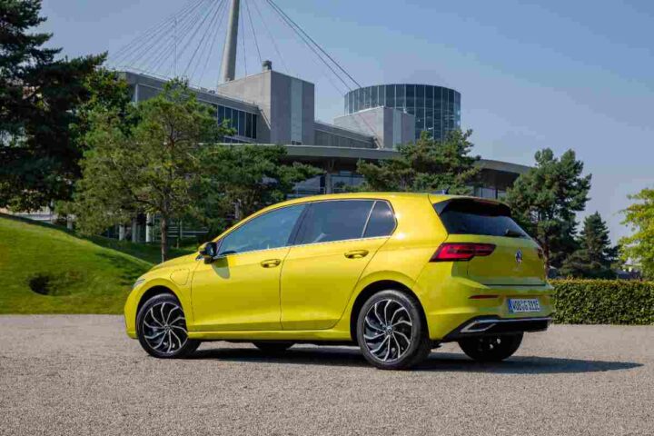 Volkswagen Golf di colore giallo