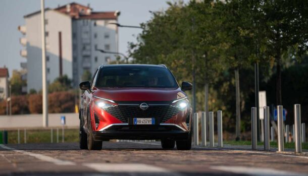 SUV Nissan Qashqai in strada