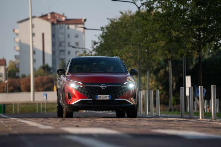 SUV Nissan Qashqai in strada