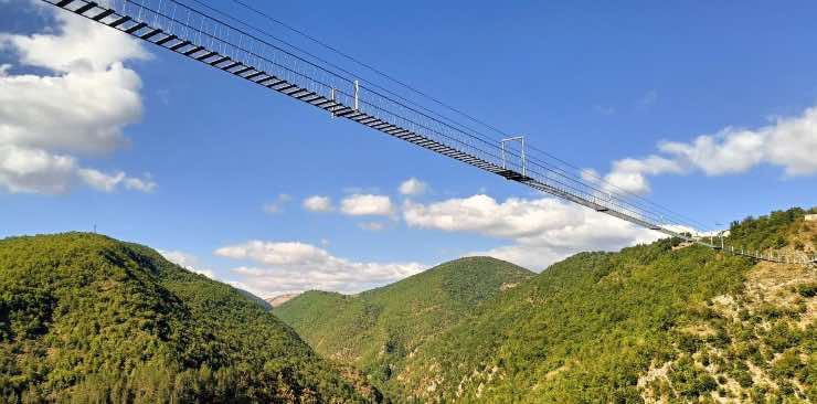 ponte tibetano sellano italia treno
