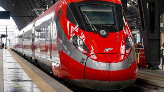 treno Frecciarossa in stazione