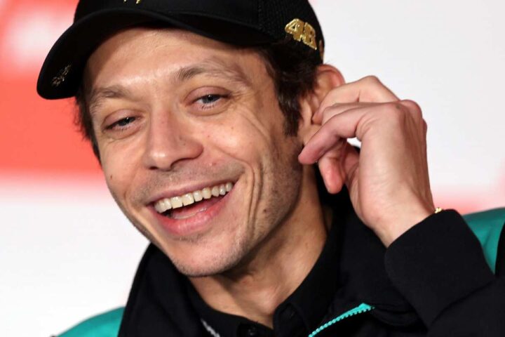 Valentino Rossi sorridente in conferenza stampa
